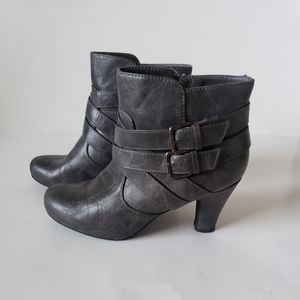 MADDEN GIRL GRAY LEATHER ANKLE BOOTIES W/ BUCKLES